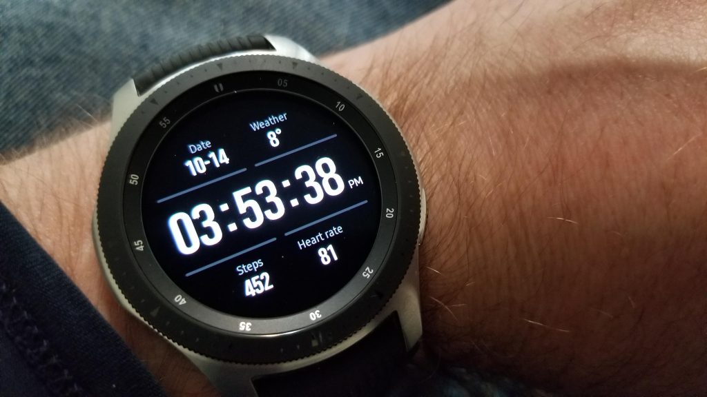 Умные часы Samsung Galaxy Watch на руке