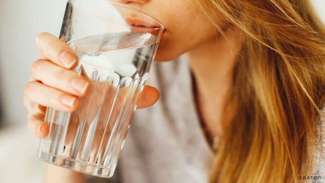 В день во время диеты необходимо пить 1,5-2 литра чистой воды.
